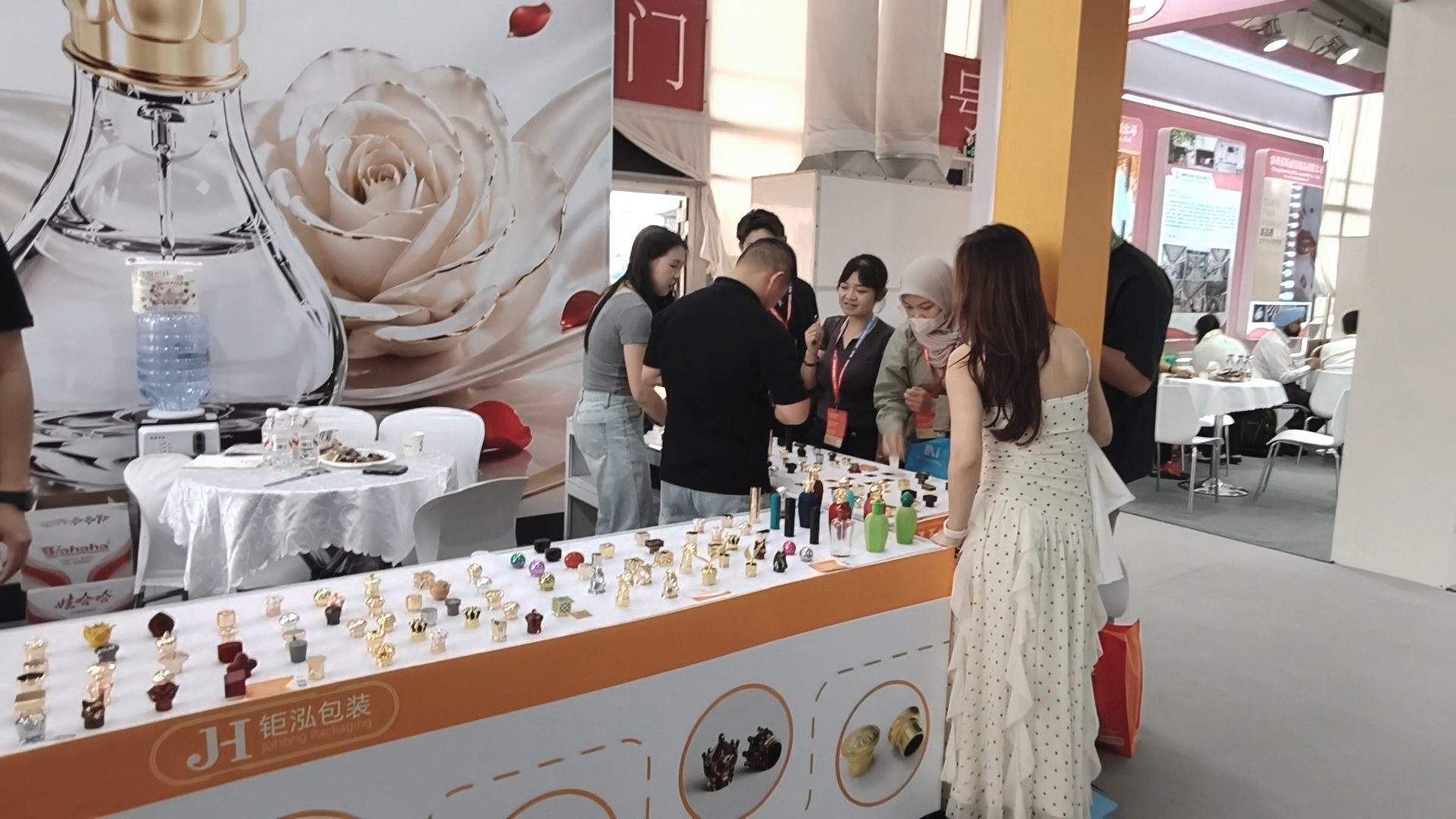 최신 회사 블로그 Juhong Packaging, CBE Shanghai 2026에서 차세대 럭셔리 Zamak 향수 캡 선보이며 큰 성공 달성
