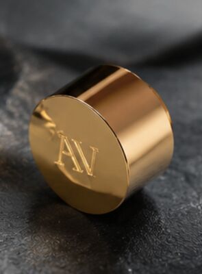 주문 Luxury Magnetic Zamak Perfume Cap with Custom Engraved Logo and Mirror Gold Finish 온라인 제조